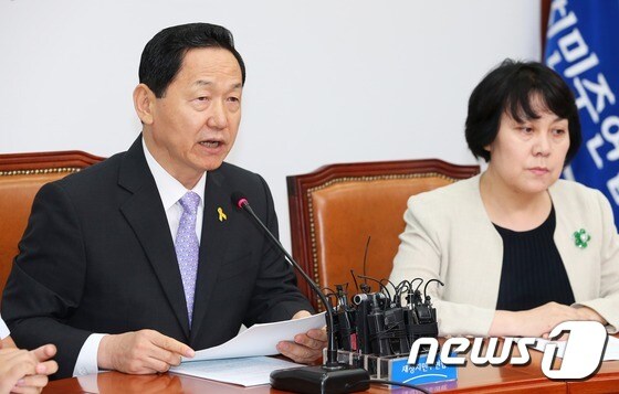 새정치민주연합 김상곤 혁신위원장(왼쪽). /뉴스1 © News1 오대일 기자