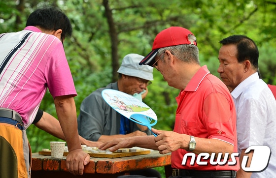 찜통더위를 부채로 쫓고 있는 노인들./뉴스1 © News1 변지은 인턴기자
