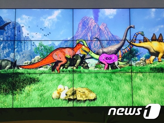 삼성전자 체험관에서는 <span>대화면 LCD 디스플레이를 통해 </span>직접 채색한 공룡 모형이 3D로 변해 움직이는 것을 볼 수 있다. <span>2015.7.28/뉴스1</span> © News1 김진 인턴기자