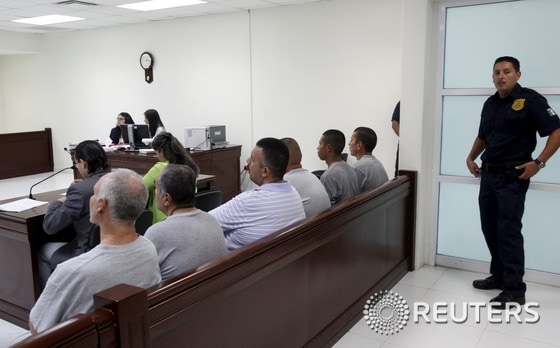 11명의 여성을 납치한 후 살해한 혐의를 받고 있는 멕시코 용의자들이 27일(현지시간) 치와와주(州) 시우다드 후아레스 법원에서 열린 재판에 참석했다.© 로이터=뉴스1