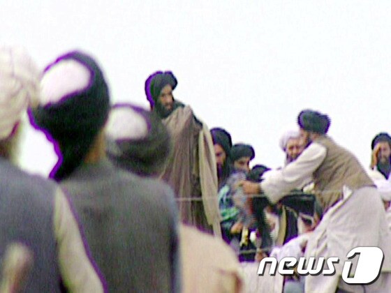 1996년 포착된 탈레반 최고지도자 물라 오마르의 모습(가운데) © AFP=뉴스1
