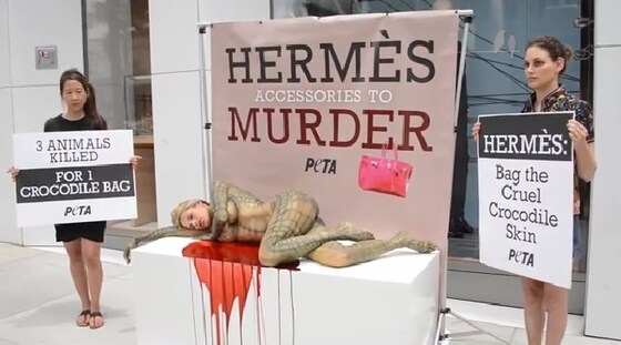 동물보호단체 PETA는 모델 보니 질 라플린과 함께 미국의 한 에르메스 매장 앞에서 악어에게 가하는 잔혹한 행위에 대한 퍼포먼스를 펼쳤다.(사진 페타 영상 캡처) © News1