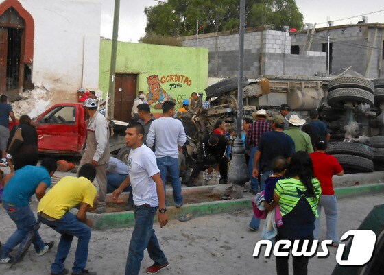 멕시코 중북부 사카테카스 주에서 29일(현지시간) 오후 트럭이 성당 순례자들을 덮치면서 아이 4명을 포함해 최소 24명이 숨졌다. © AFP=뉴스1