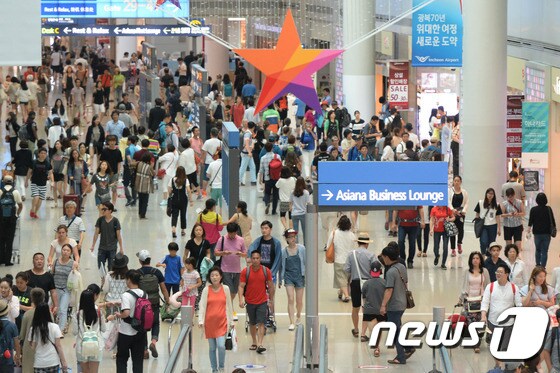인천국제공항 면세구역이 여행객들로 붐비고 있다. 2015.7.31/뉴스1 © News1 박정호 기자