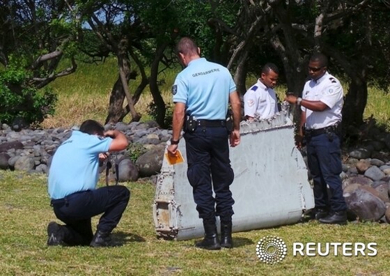 마다가스카르 동부 인도양의 프랑스령 레위니옹섬에서 지난해 3월 실종된 말레이시아항공 여객기 MH370편의 잔해로 추정되는 물체가 발견됐다. 프랑스 항공사고조사국은 말레이시아와 호주 당국과의 협조 아래 잔해들을 조사하겠다고 밝혔다.승객 239명을 태우고 말레이시아 쿠알라룸푸르를 출발해 베이징으로 향하던 MH370편은 지난 해 3월8일 인도양에서 추락한 뒤 1년여가 지나도록 어떠한 흔적도 발견되지 않았었다. © News1 최은지