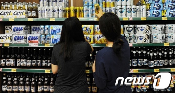서울시내 한 대형마트 주류코너에서 소비자가 제품을 고르고 있다. © News1
