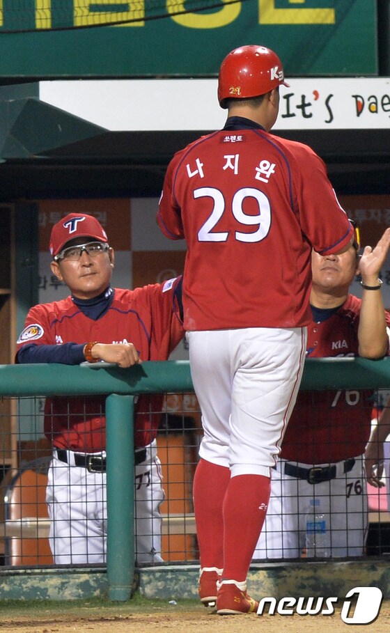 김기태 감독, '3점 홈런 잘했어'