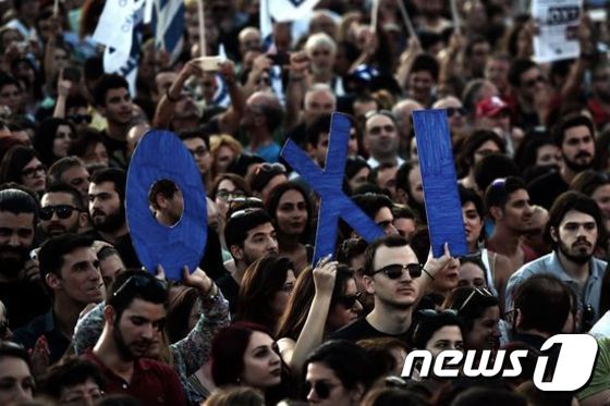 3일(현지시간) 그리스 아테네 도심에 운집한 채권단 구제금융 반대 측 지지자들 © AFP=News1