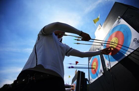 남자 양궁 컴파운드의 김종호가 자신의 점수를 확인하고 있다. (유니버시아드조직위 제공) © News1