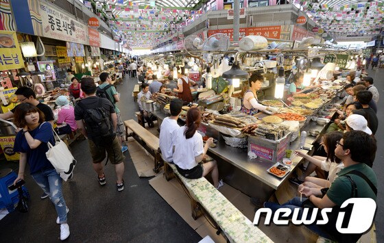서울 광장시장에서 시민들과 외국인 관광객들이 먹거리를 즐기고 있다. © News1 안은나 기자