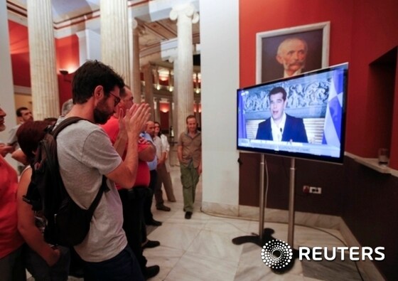 그리스 아테네에서 5일 시민들이 알렉시스 치프라스 총리의 TV 연설을 지켜보고 있다.