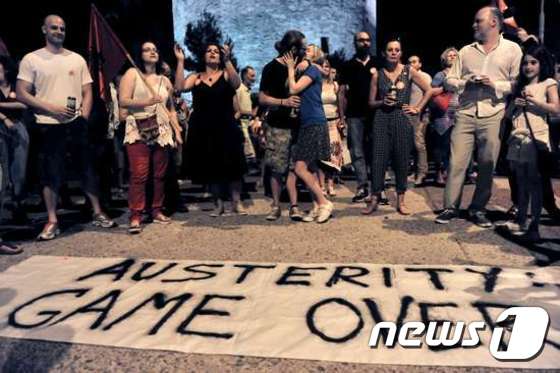 5일(현지시간) 그리스 테살로니키 화이트 타워 앞에 모인 국제채권단의 긴축안 반대 지지자들이 