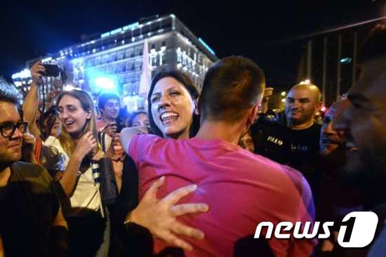 5일(현지시간) 채권단 개혁안을 놓고 치러진 그리스 국민투표에서 반대가 다수가 나왔다는 소식에 반대를 선택한 시민들이 환호하고 있다. AFP=뉴스1