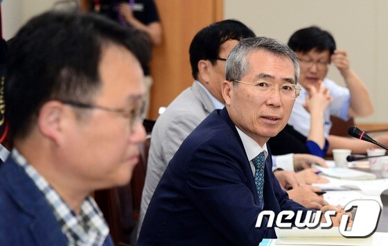 박준성 최저임금위원회 위원장이 6일 정부세종청사 전원회의실에서 열린 제10차 전원회의에서 모두발언을 하고 있다. © News1 장수영 기자