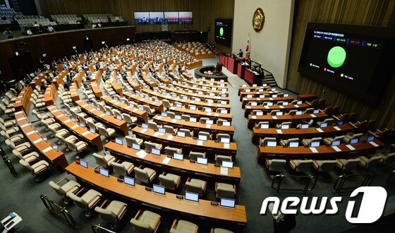 6일 저녁 서울 여의도 국회에서 새누리당 단독으로 열린 본회의에서 여당 의원들이 법안을 처리하고 있다. 새정치연합는 국회법 개정안의 재의결이 새누리당의 표결 불참으로 무산되자 다른 법안 처리를 위한 본회의에 참여하지 않기로 했다. 2015.7.6/뉴스1 © News1 허경 기자