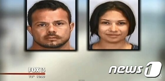작년 7월 플로리다주의 브레이든턴코르테즈 해변에서 대낮에 3세 여아가 목격하고 있는 상황에도 성관계를 가진 혐의로 체포된 호세 카바예로(왼쪽)와 엘리사 알바레스. 카바예로는 6일(현지시간) 징역 2년 6월을 선고받았다. (유튜브 캡처) © News1