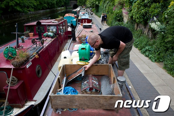 짐 브라이든(39)이 지난 5월 28일 런던 템즈강변에 정착해 놓은 주거용 선박을 점검하고 있다. © AFP=News1