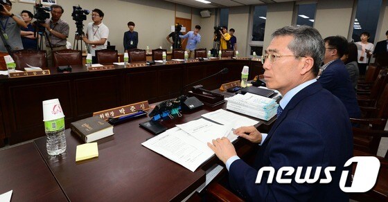 박준성 최저임금위원회 위원장이 8일 정부세종청사 전원회의실에서 열린 제12차 전원회의에서 모두발언을 하고 있다.  © News1