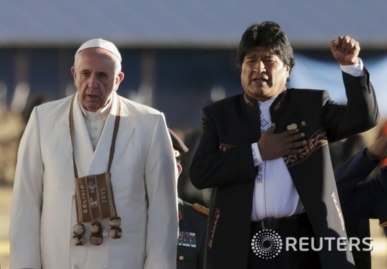 볼리비아를 방문한 프란치스코 교황(왼쪽)과 에보 모랄레스 볼리비아 대통령. © 로이터=뉴스1