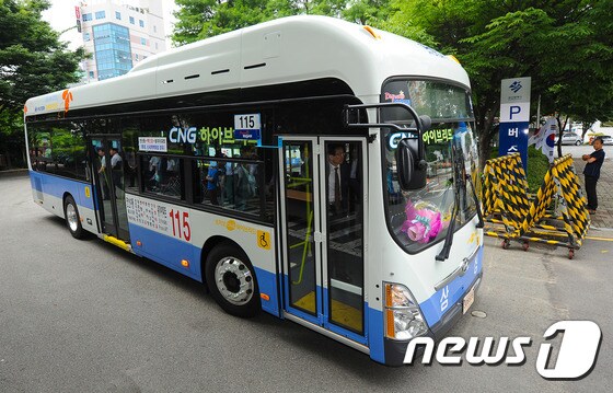 CNG 하이브리드 버스.© News1 이승배 기자