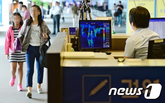 지난 9일 오후 인천공항 입국장에서 홍콩발 여객기를 타고 온 입국자들이 검역게이트에서 체열 측정을 하고 있다. /뉴스1 © News1 박세연 기자