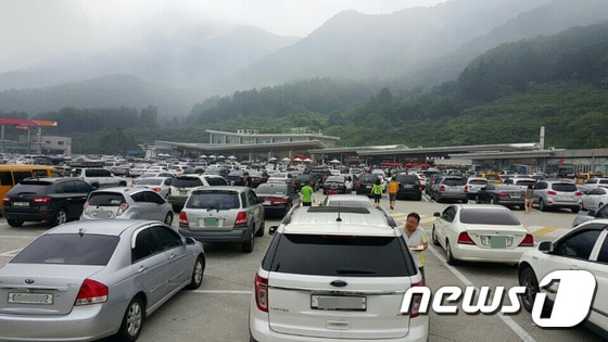 1일 서울춘천고속도로 가평휴게소에 차량들이 가득 들어차 있다. © News1 박재만 인턴기자