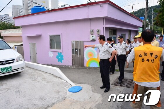 경남 통영경찰이 11일 지역 주택밀집지역에서 벽화그리기 행사를 실시하는 등 '범죄없는 안전한 안심마을' 조성에 나섰다. (통영경찰서 제공) © News1