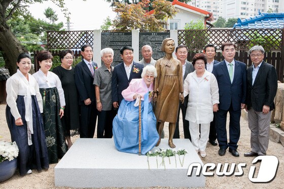 군산평화의 소녀상 제막식이 전북 군산시 금광동 동국사 경내에서 열리고 있다.© News1