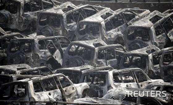 인근에 주차돼있던 1000여대가 넘는 자동차들의 유리창이 깨지고 구겨진 모습. © 로이터=뉴스1