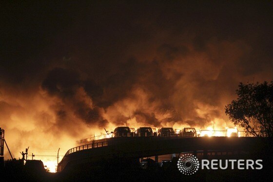  '지옥불'…폭발 당시의 모습. 큰 불길과 함께 연기가 가득 차 있다. © 로이터=뉴스1