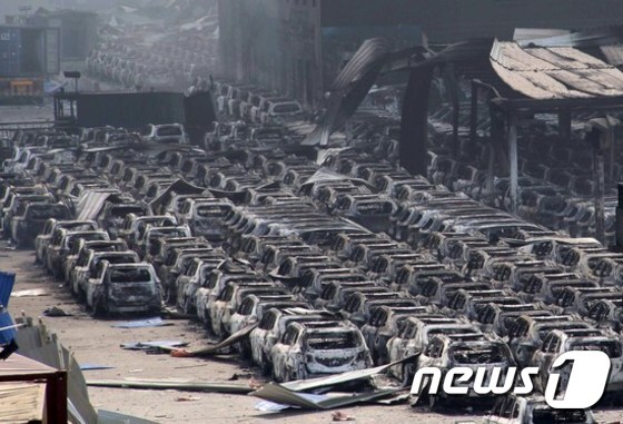 중국 톈진항에서 12일(현지시간) 밤 대형 폭발사고가 발생해 막대한 인명 및 재산 피해가 발생했다. 사진은 화재로 훼손된 차량들이다. 13일 낮에 찍혔다. © AFP=News1 