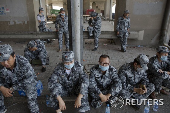 사건 현장에 투입된 군인들이 마스크를 낀 채 쉬고 있다. © 로이터=뉴스1