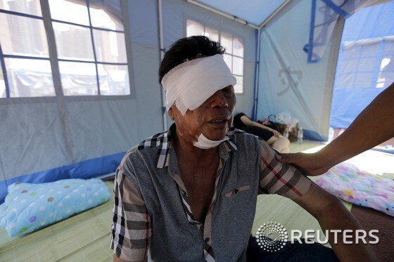 폭발로 인해 다친 사상자들이 근처 임시 대피소에서 치료를 받고 있다. © 로이터=뉴스1