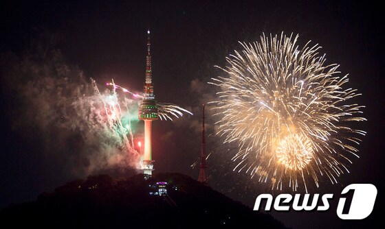 광복70주년 기념 전야제가 열린 14일 남산타워에서 불꽃이 피어오르고 있다.  © News1DB