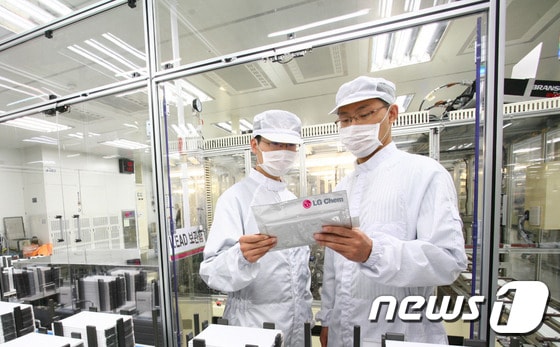 LG화학 오송 전기차 배터리 생산라인에서 일하는 기술자들/뉴스1 © News1