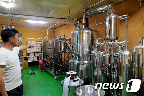 김덕태 너와마을영농조합법인 대표가 머루 와인을 제조하는 공장 설비에 대해 설명하고 있다. © News1