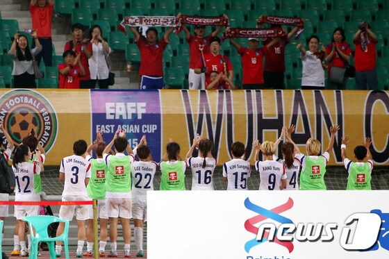 한국 여자 축구 &apos;중국에 1대 0 승리&apos;