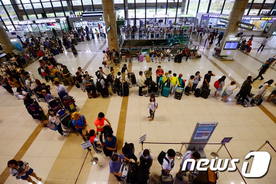 지난해 8월 여름휴가철을 맞아 김포공항에서 국제선 탑승 수속을 기다리고 있는 여행객들(뉴스1DB)/News1