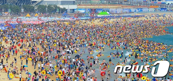 본격적인 휴가철을 맞은 지난 2일 오후 부산 해운대 해수욕장. /뉴스1 © News1 이승배 기자