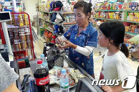 북한의 서부전선 포격도발로 남북 간 긴장이 고조되고 있는 가운데 22일 오후 강원 양구군 일원에서 주민들이 대피를 위한 비상식량을 구매하고 있다. 2015.8.22/뉴스1 © News1 황준 기자