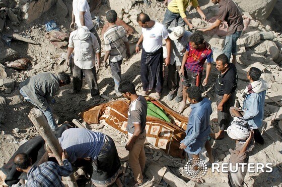 예멘 남부 타이즈 민간인 거주지역에서 20일(현지시간) 사우디 주도 연합군 공습이 벌어지면서 65명의 사망자가 발생했다. 부서진 건물 잔해 속에서 21일 사람들이 시신을 수습중이다. © 로이터=뉴스1