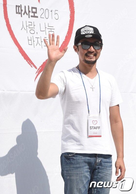 배우 안재욱이 '따사모 2015 사랑 나눔 바자회'에 참석해 포즈를 취하고 있다. © News1 권현진 기자