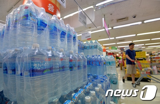 서울시내 대형마트에 쌓여있는 생수 제품의 모습/뉴스1 © News1