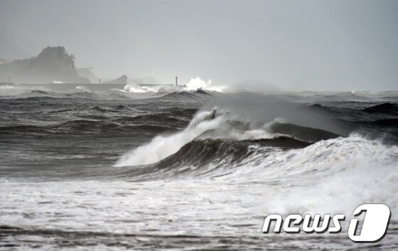 23일 대만 인근 해상에 도달한 제19호 태풍 고니. © AFP=뉴스1 © News1