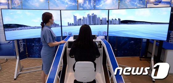 2015년 서울 강남구 코엑스에서 열린 해양수산 기술사업화 페스티벌에서 시민들이 레저보트 3D 시뮬레이션 기기를 체험하고 있다.  © News1