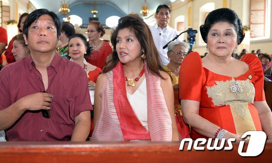(왼쪽부터) 페르디난드 마르코스 전 필리핀 대통령의 아들 페르디난드 마르코스 2세 상원의원, 딸 이미 일로코스노르테 주지사, 아내 이멜다 여사. © AFP=뉴스1