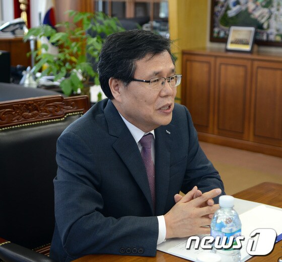 신승호 강원대 총장의 모습. © News1