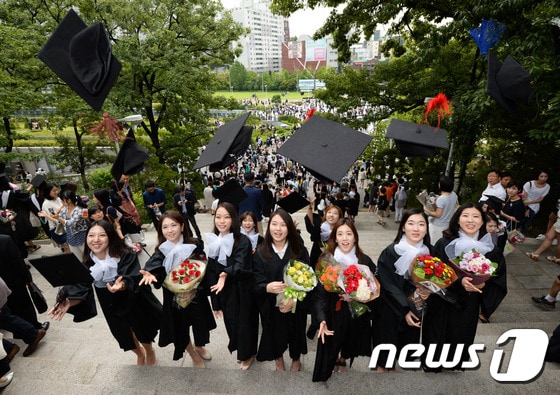 서울 소재 한 대학 졸업생들이 학사모를 던지며 졸업을 자축하고 있는 모습. © News1