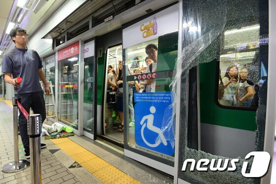 지난해 8월 서울 강남역에서 발생한 스크린도어 정비 업체 직원 사망 사고 현장. /뉴스1 DB