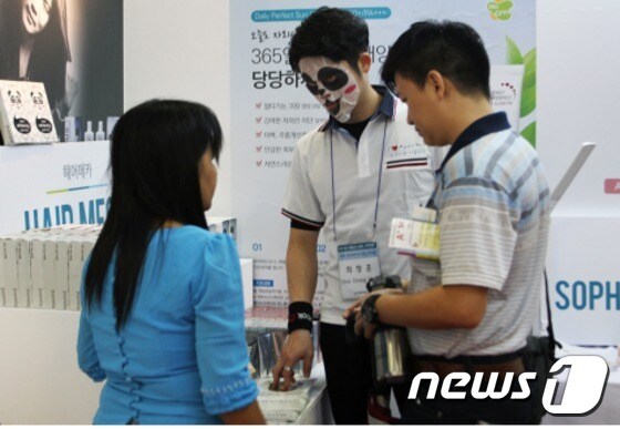 <p> 순천향대 학생들이 팬더모양 화장품 마스크팩을 쓰고(가운데) 제품 설명하는 모습. © News1</p>